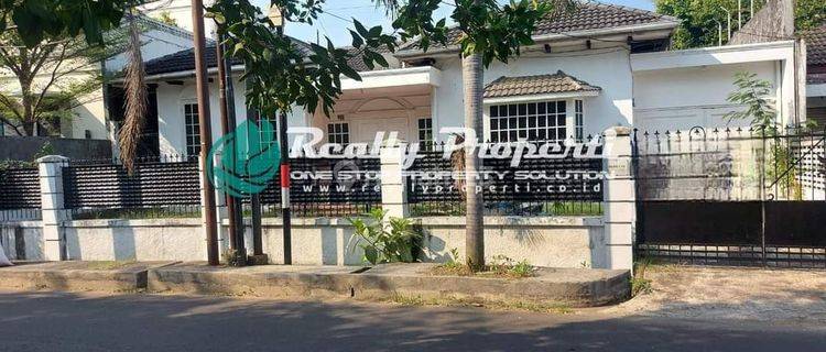 Disewakan Rumah Dengan Jalan Depan Rumah Yang Cukup Lebar/Boulevard , Cocok Untuk Kantor , No Furnishes, Bebas Banjir, Aman, Nyaman , Tenang Di Cipinang Indah Duren Sawit Jakarta Timur
..
 1