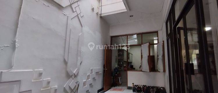 Rumah siap huni di lingkungan tenang dan asri dekat Sekolah Mall, akses jalan toll,  semi furnished, SHM, bebas banjir, posisi Hoek, hadap Selatan & Barat, 2 Lantai 1