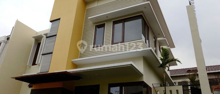 Rumah siap huni rapi terawat di Rawamangun Jakarta Timur 2 Lantai SHM di Jalan Besar di belakang Jalan Pemuda bebas banjir  dekat supermarket stasiun LRT lokasi sangat strategis dekat Mall & pintu Tol    800 meter ke Tempat Ibadah 1.2 km ke Terminal Rawam 1