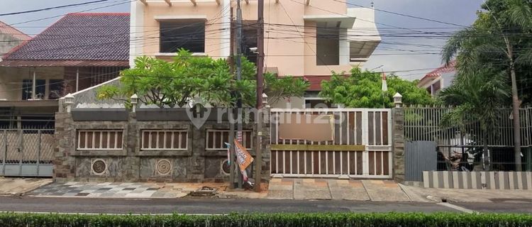 Rumah Di Tepi Jalan 3 Lantai Hadap Selatan Shm Malaka Country Estate  Lantai 3 Ada Roof Top Bisa Di Gunakan Untuk Acara Acara Ada 1 Km Dapur Bersih Dapur Kotor Di Dalam Rumah Ada 3 Buah Glassblock Diatas Plafond Jadi Ruangan Tetap Terang Bila Siang Hari T 1