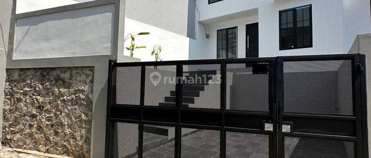 Rumah Baru Modern Ready Type Mezzanin Di Ciracas,bebas Banjir 1