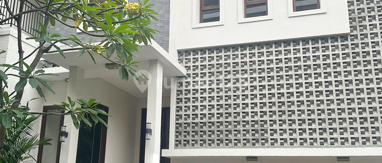 Nice House in a Strategic Location, Kemang 1