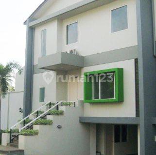 Rumah Modern 3 Lantai Dalam Town House di Area Cilandak 1