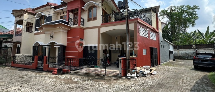 Dalam Perum One Gate Jalan Kaliurang Dijual Rumah Mewah Klasik 1