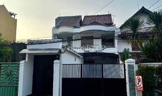 Rumah 3 Lantai Bagus, 4 kamar tidur, garasi 4 mobil  1