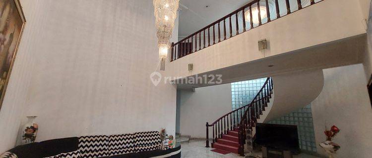 Rumah 2 Lantai Banyak Taman Ada Gazebo Semi Furnished Shm, di Menteng, Jakarta Pusat 1