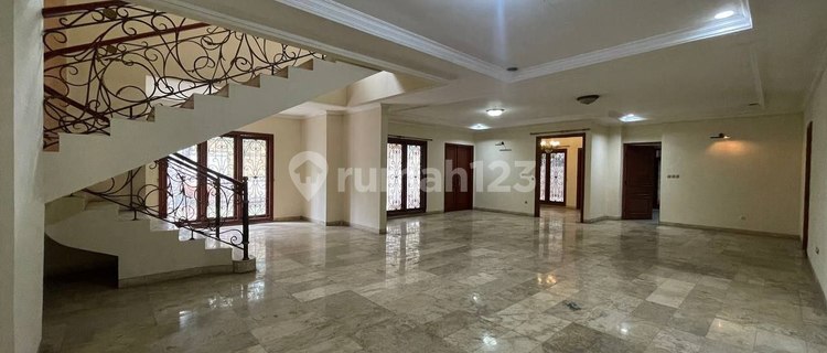 Disewakan Rumah Mewah di Kebayoran Baru Lokasi Strategis 1