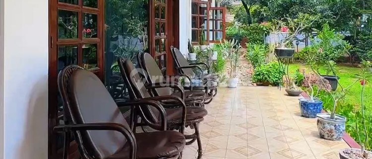 Rumah Vintage Bagus Terawat Banyak Taman Terletak di Hoek, Menteng, Jakarta Pusat 1