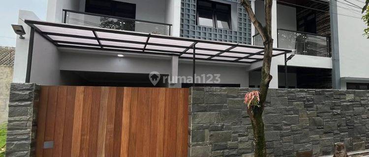 Rumah Mewah 2 Lantai Minimalis Modern Dengan 2 Balkon Depan Di Tengah Kota Solo  1