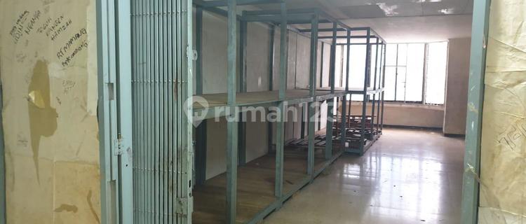 For rent: Shop house in Tanah Abang, suitable for banks and offices. 1