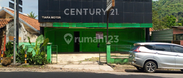 Strategic Business Space on Mayor Abdurahman Street, Sumedang 1