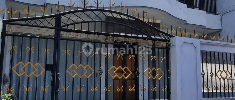 RUMAH 2 LANTAI DI SEMARANG TENGAH. BUTUH RENOVASI. LOKASI STRATEGIS 1