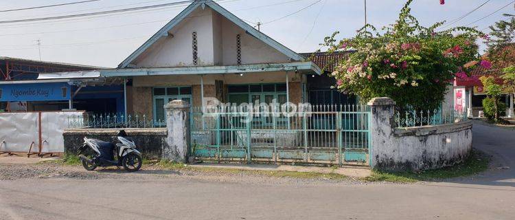 RUMAH DENGAN LOKASI STRATEGIS DI COMAL, KABUPATEN PEMALANG. PINGGIR JALAN RAYA. COCOK UNTUK TEMPAT TINGGAL, USAHA, BANK, TOKO, DLL. EX PABRIK ES 1