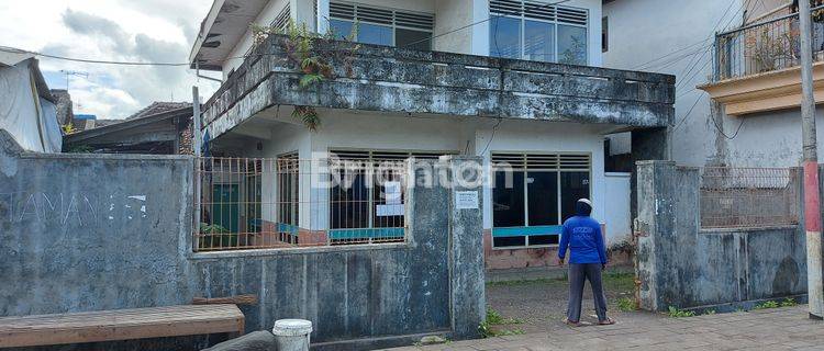 RUMAH BUTUH RENOVASI. BANGUNAN DOUBLE BATA MERAH 1