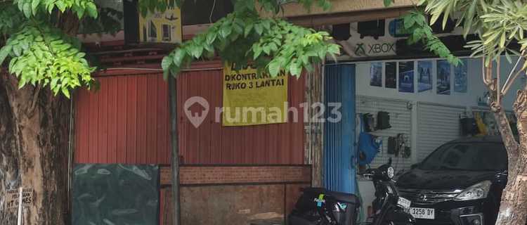 For Rent/Sale 3-Story Shop House Near Jl. Gajahmada 1