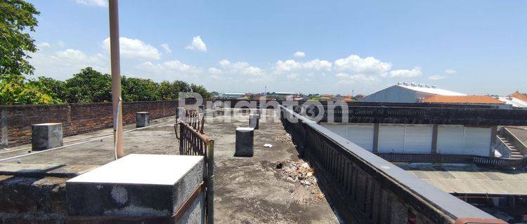 WIDE ROOFTOP ON THE CARGO ROAD 1