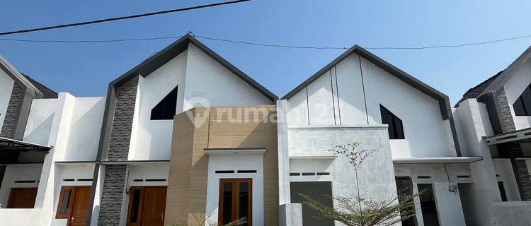 FOR SALE CUSTOM-BUILT HOUSE NEAR THE PARK MALL SOLOBARU HOUSE IN BAKI SUKOHARJO 1