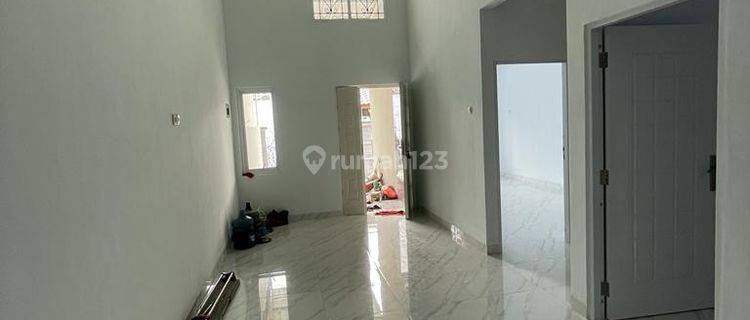 Rumah Bagus Semi Furnished SHM di Taman Royal, Tangerang 1