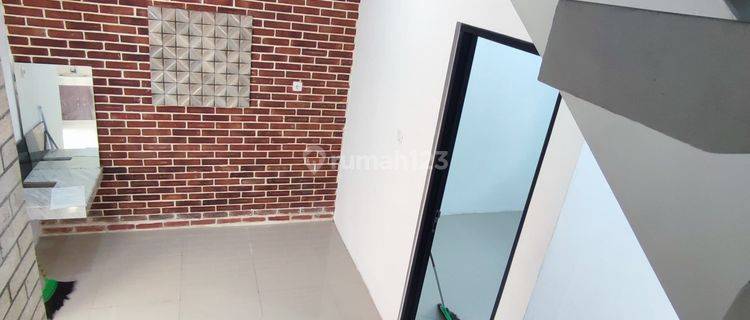 Rumah Siap Huni 2,5 Lt Sudah renovasi Lokasi Depan Taman Di Graha Raya 1