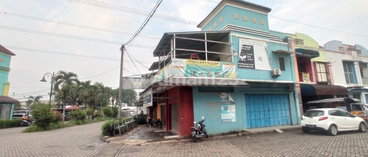 THREE-STOREY SHOPHOUSE IN GRIYA BUKIT JAYA, CORNER POSITION. 1