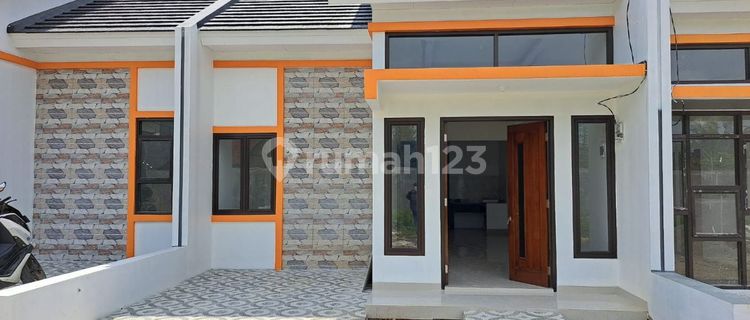 Ready-to-Occupy House in a Cluster in Bambu Apus, Cipayung, East Jakarta 1
