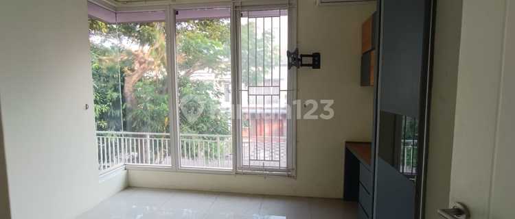 For Rent Green Court Lake Cengkareng House, land size 10x22, semi-furnished. 1