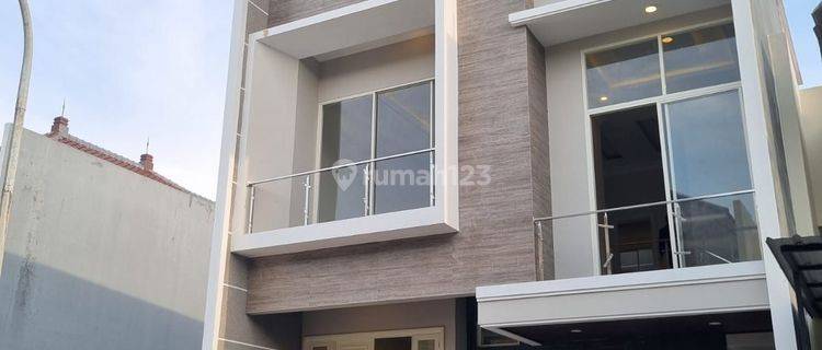 Dijual rumah Bagus split level di pakuwon City 1