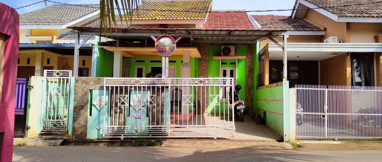 Rumah Bagus Unfurnished SHM di Jalan Depok, Depok 1