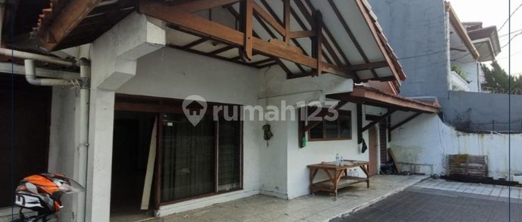 For Quick Rent - Ready-to-Occupy Residential House in a Very Strategic Location in Central Jakarta 1