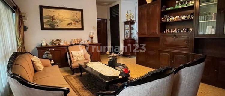 For Quick Sale: Spacious and Comfortable House Suitable for Business in Kemanggisan, West Jakarta 1