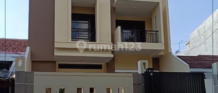 Dijual Cepat - Rumah Minimalis Siap Huni Lokasi Sangat Strategis Row Jalan 2 Mobil & Bisa Kpr Di Komplek Kebon Jeruk Indah, Jakarta Barat 1