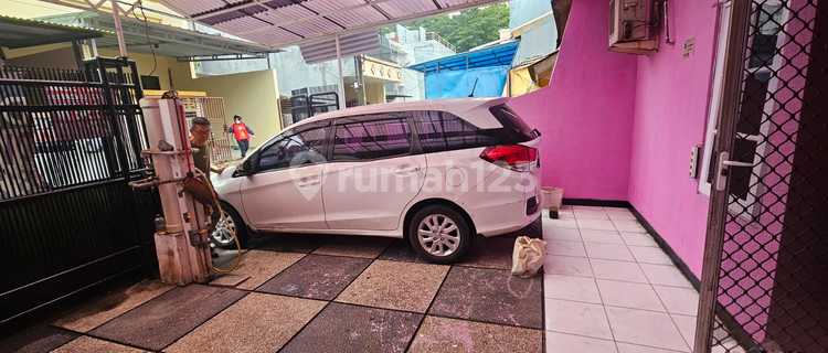 Hunian Merah Jambu Renovated 2 ½ Lantai di Kelapa Hibrida 1