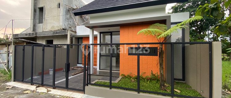 Hunian Premium Dekat Lapangan Gadingan & Sekolah BIAS - Carport Luas, Akses Mobil & Truk Harga Menarik! 1