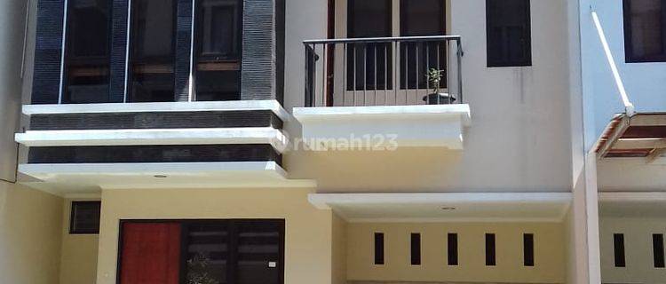 Rumah Full Furnish 3 Lantai Bagus di Cluster Setra Duta Bandung 1