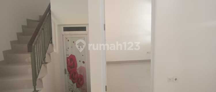 Ready-to-Occupy House in the Center of Semarang City, Near Kariadi Hospital, Near Phapros, For Sale at Paramount Village, Simongan, Manyaran, West Semarang. 1