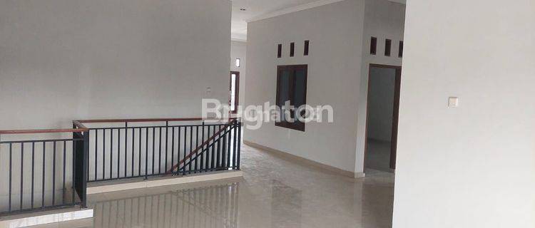 RUMAH BAGUS PINGGIR JALAN RAYA SUDAH RENOVASI  1