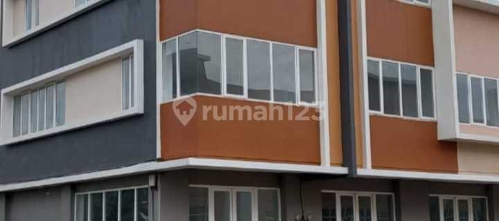 3.5-Story Shophouse in Laksana Pergudangan, Pakuhaji, Tangerang 1