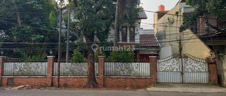 Rumah 2lt Ada Pool di Kemang Selatan,Hanya 10 Menit ke Tol Ampera 1