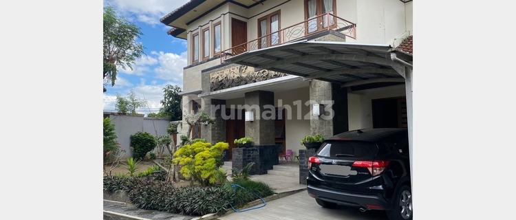 2-Story House in an Elite Housing Estate Near Ambarukmo Plaza Sleman 1