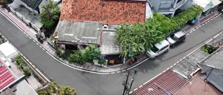 House for Sale Suitable for Boarding House or Business in Benhil, Central Jakarta 1