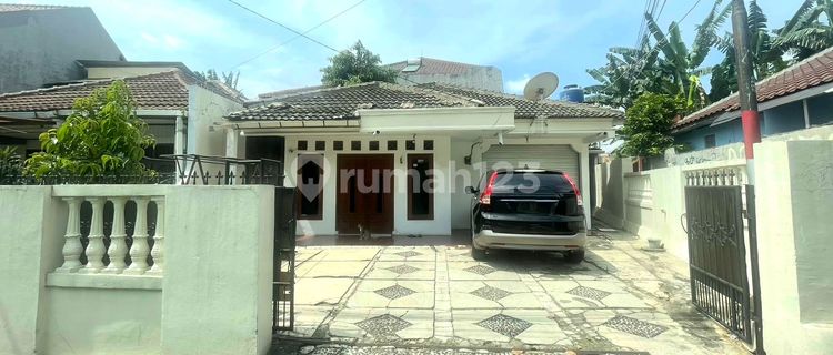 Ready-to-Occupy House with Spacious Land in Condet, East Jakarta 1