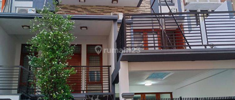 Rumah 4 Lantai Full Furnished SHM di Palmerah, Senayan, Jakarta Pusat 1