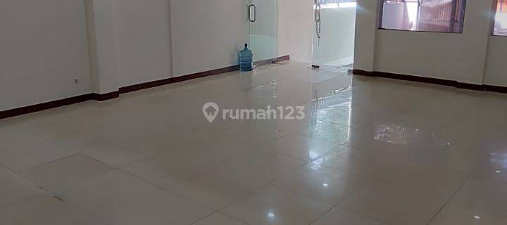 Dijual Rukan Strategis 3 Lantai Siap Pakai di Surya Sumantri 1