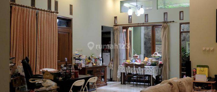 Dijual Rumah 2 Lantai Furnish Tengah Kota di Komplek Muara 1