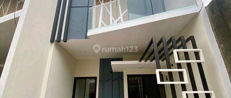Rumah di Kutisari Selatan 2 Lantai Baru SHM Barat 1