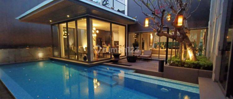 Rumah 3 Lantai Bagus Furnished HGB di Pakuwon Indah Mulyorejo, Surabaya 1