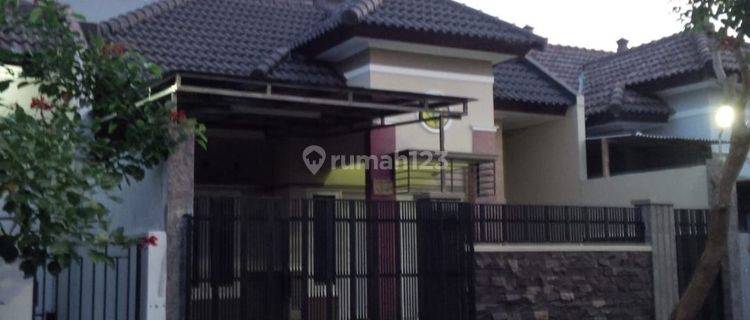 Dijual Rumah 2 Lantai di Perum Green Royal 1