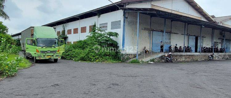 Gudang Besar Area Leces Dekat Pintu Tol 1