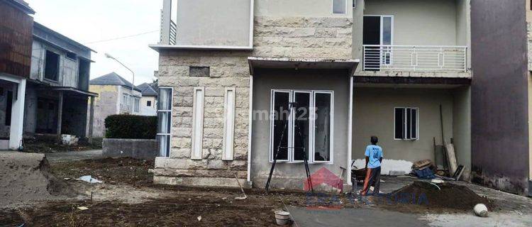 Rumah pojok 2 lantai dalam perumahan di kota pare, kediri 1