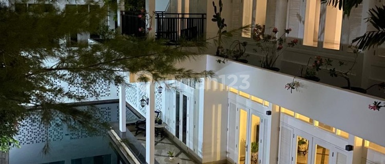 House. Luxurious.with.building. 2019 Very.comfortable.with.shady.trees Making.residents.feel.at.home. 1